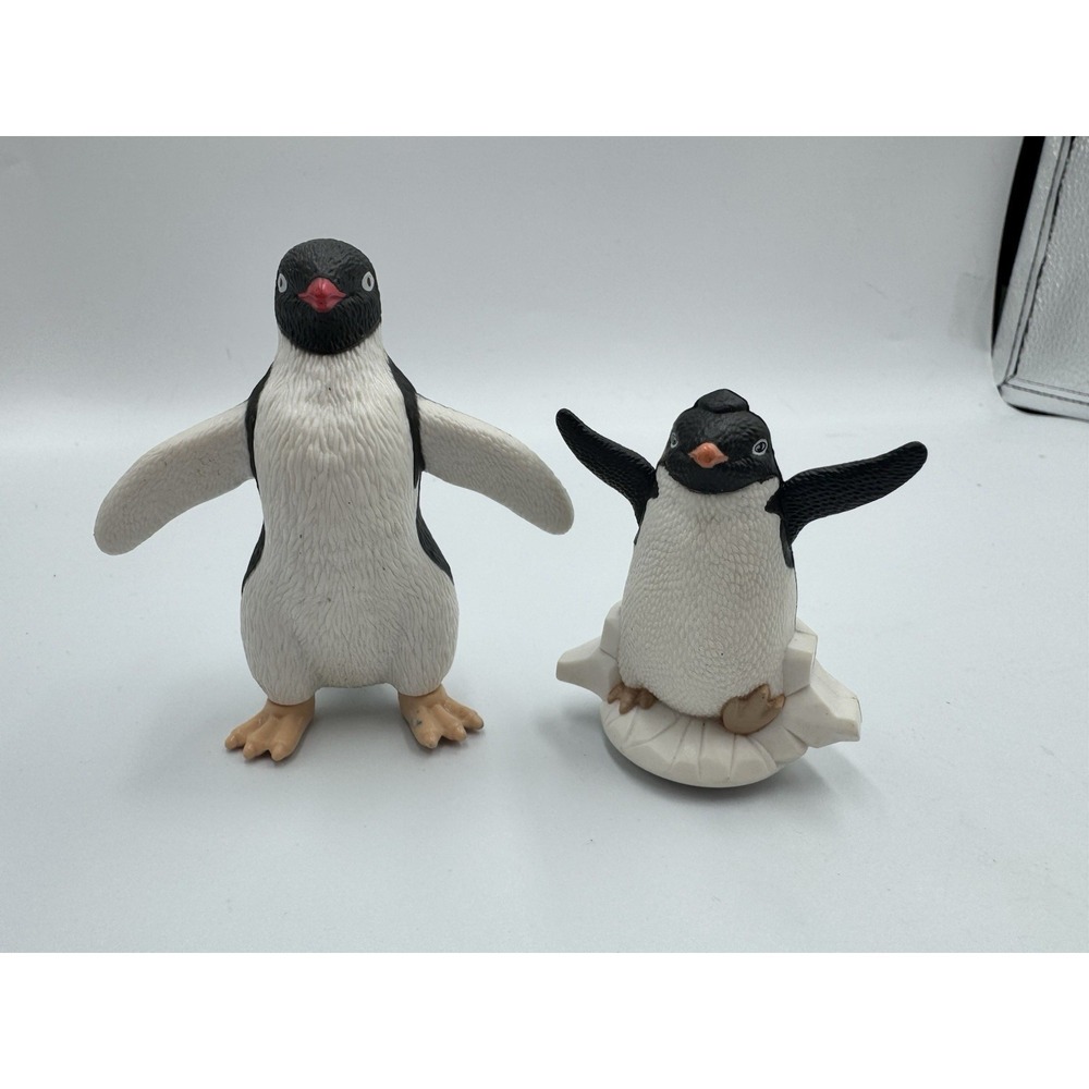 Vintage Set Of 2 2011 Happy Feet Burger King Penguin Toys